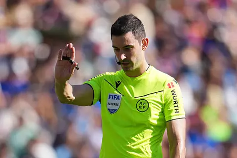 الإسباني أليخاندرو مونييز حكمًا لمباراة القمة بين الأهلي والزمالك